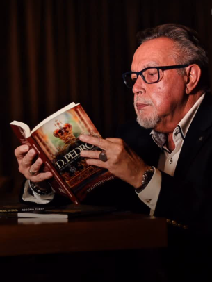 Rogério Cunha lendo um de seus livros