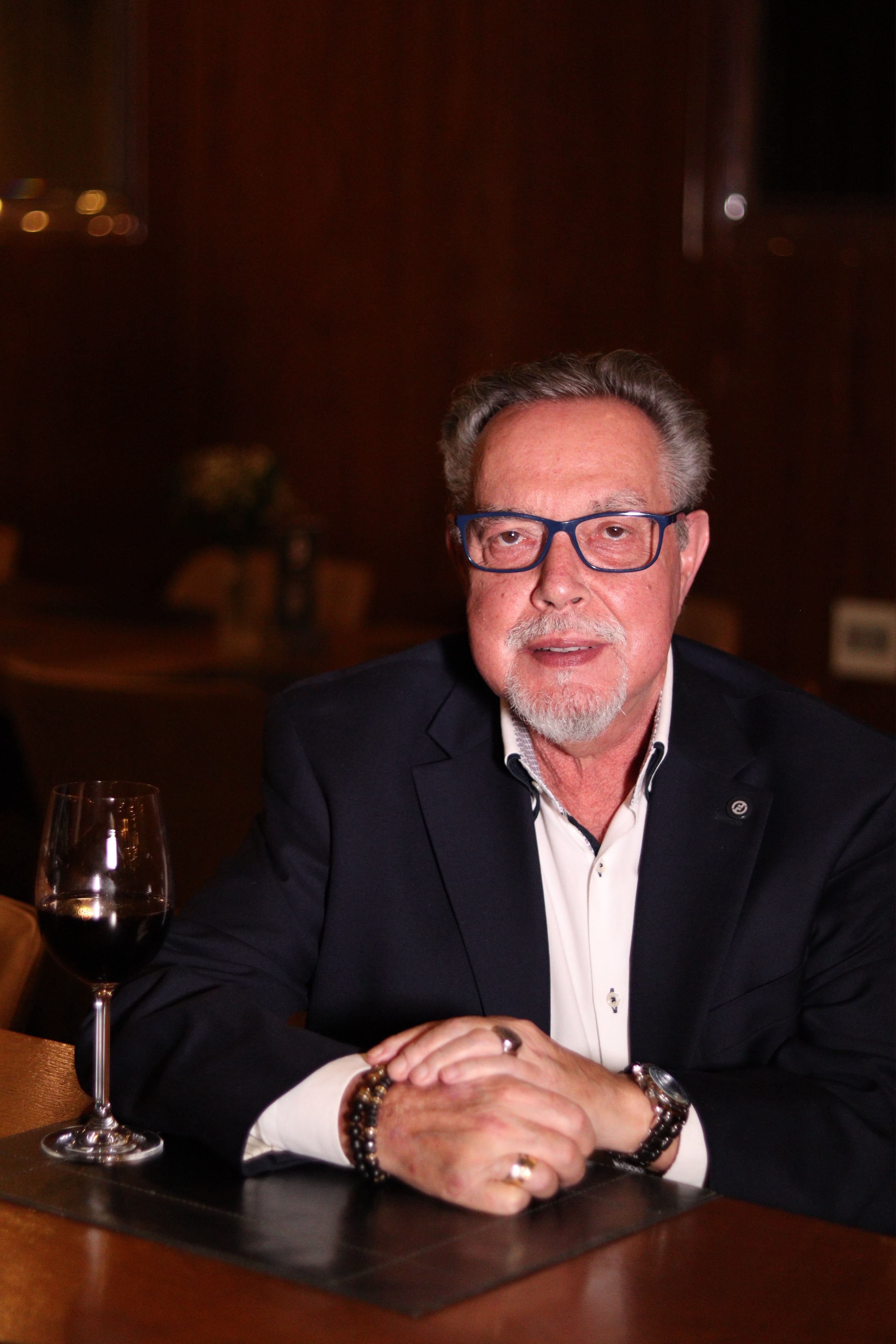 Rogério Cunha sentado à mesa